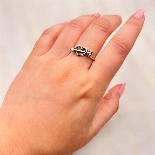 ANEL LISO CORAÇÃO C/ FLECHA PRATA 925