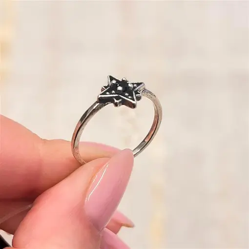 ANEL ESTRELA C/ UMA ZIRCONIA NEGRA NO MEIO PRATA 925