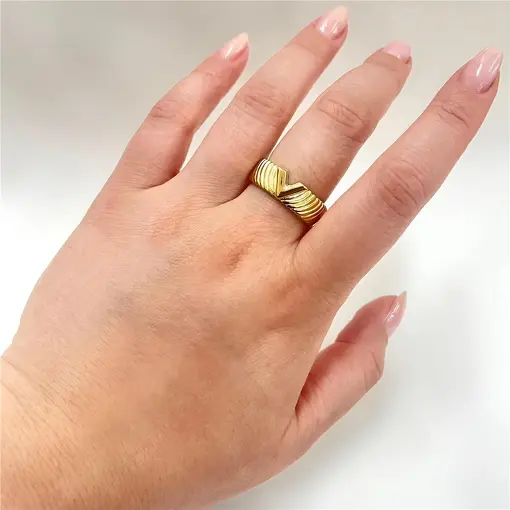 ANEL LARGO C/ DET. V ABERTO FOLHEADO A OURO 18K