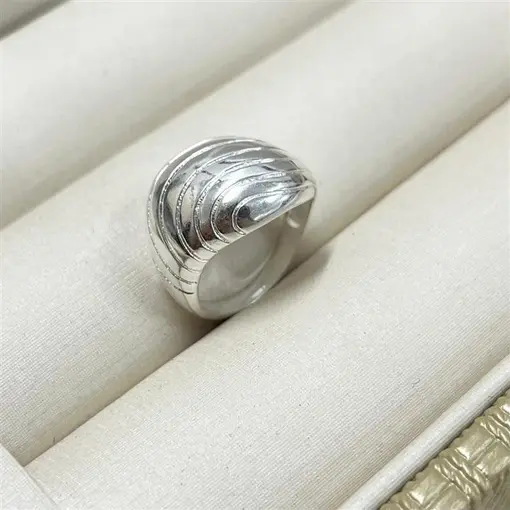 ANEL LARGO ABAULADO C/ LISTRAS FOLHEADO A PRATA