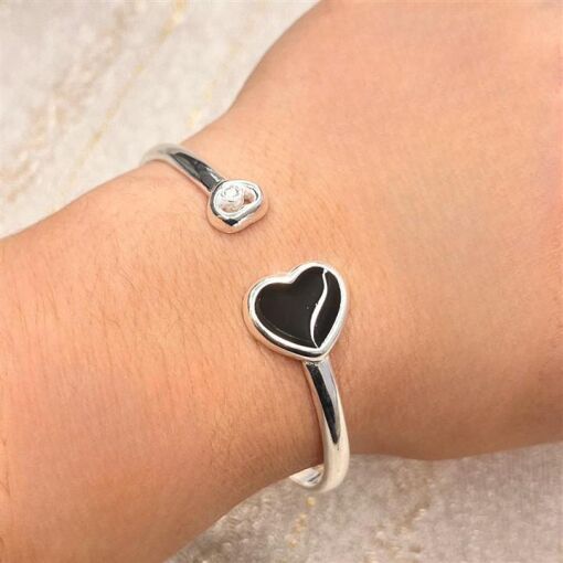 BRACELETE ABERTO C/ CORAÇÃO EM RESINA PRETA E CORAÇÃO C/ ZIRCONI