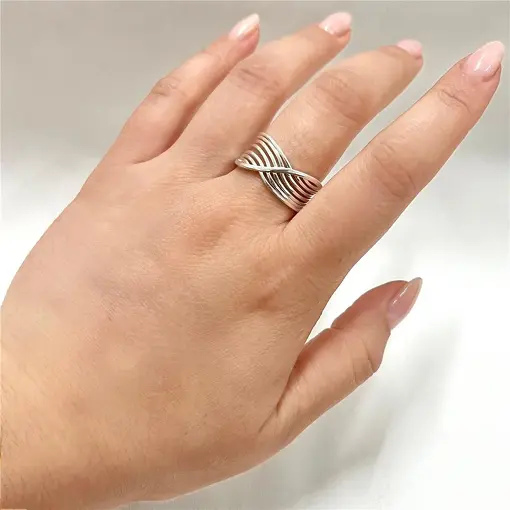 ANEL LARGO C/ LISTRAS ONDULADAS  FOLHEADO A PRATA