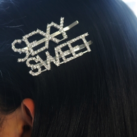 Presilha Para Cabelo em Bijuteria com Escrita "Sexy" em Strass