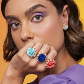 Anel Flor de Baquelite na Cor Coral Folheado a Ouro
