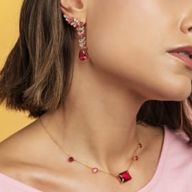 Brinco Ear Cuff Pêndulo com Cristais Coloridos Folheado a Ouro