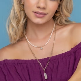 Colar com Pérolas e Pingente Curvo com Cristal Banhado a Ouro