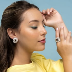 Anel com Cristal Oval Marrom e Pérolas Dispersas Banhado a Ródio