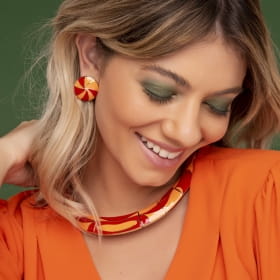 Brinco Oval Esmaltado Alaranjado e Vermelho Banhado a Ouro