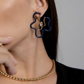 Brinco Curvo Esmaltado Cor Azul Escuro Banhado a Ouro