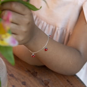 Pulseira Kids com Três Pingentes de Joaninhas Prata Rodinada