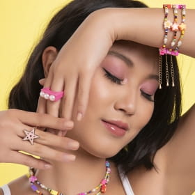 Pulseira com Pingentes de Estrelas Coloridas Banhada a Ouro