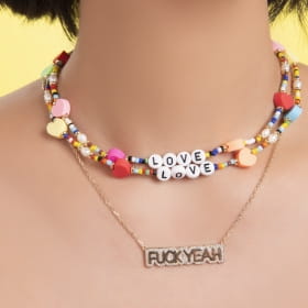 Colar com Escrita Love e Corações Coloridos Banhado a Ouro