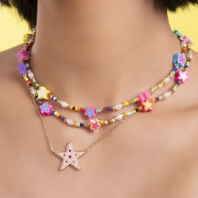 Colar com Pingentes de Estrelas Coloridas Banhado a Ouro