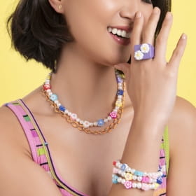 Colar com Pingente Flores Coloridas e Pérolas Banhado a Ouro