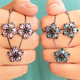 Conjunto Brinco/Corrente e Pingente Flor Folheado a Ródio Negro