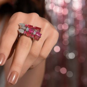 Como combinar semijoias coloridas no mostruário?