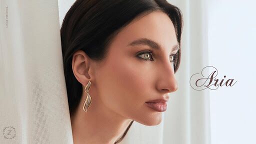 Coleção Aria: semijoias douradas cravejadas com zircônias