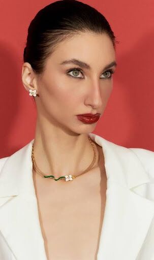 Coleção Alba: joias esmaltadas com flores brancas