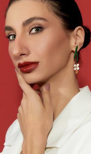 Coleção Alba: joias esmaltadas com flores brancas