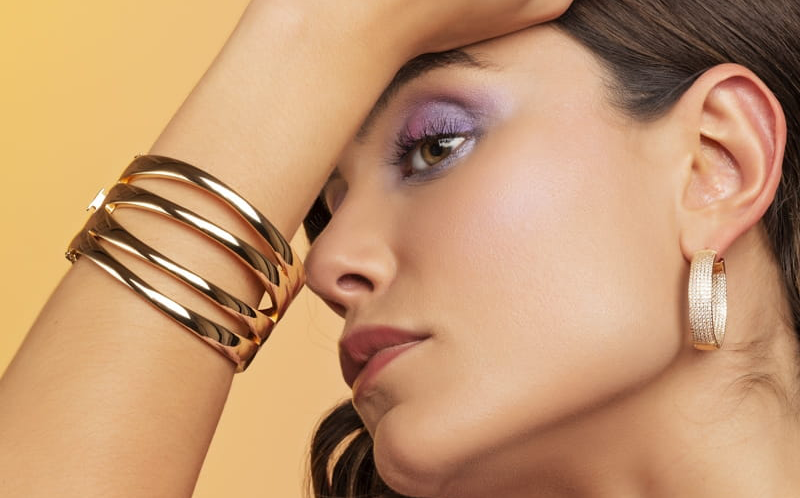 Brincos de argola, anéis e pulseiras: como fazer uma venda casada.