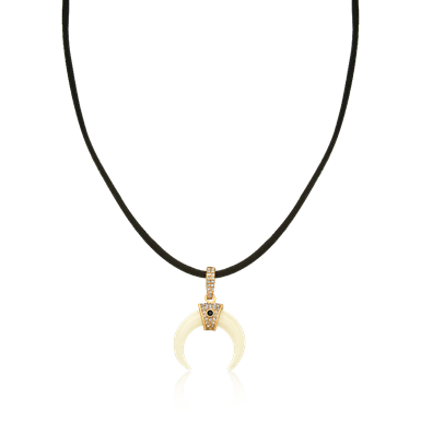 Colar com pingente: conheça a história do uso desse acessório