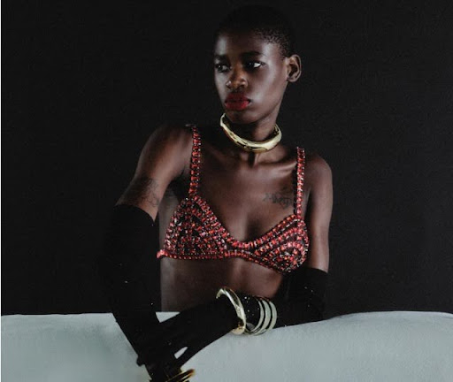 Esmaltado vermelho com zircônias: destaque da Coleção Orion