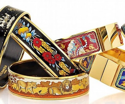 Esmaltado vermelho com zircônias: destaque da Coleção Orion