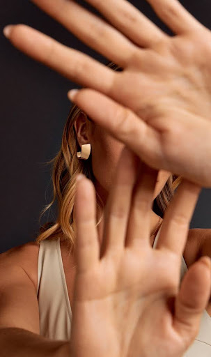 O dourado liso em destaque na Coleção Everlast