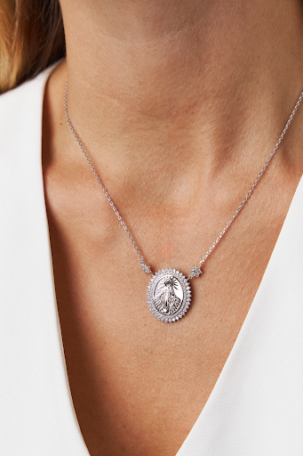 Prata 925 e banho de ródio: qualidade e brilho nas semijoias