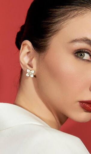 Coleção Alba: joias esmaltadas com flores brancas