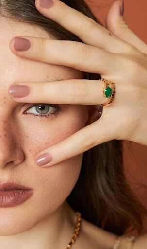 Steps: joias com metal texturizado e cristal esmeralda!