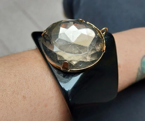 Esmaltação preta e cristais transparentes na Coleção Klår