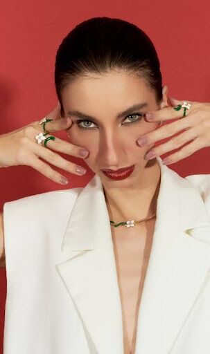 Coleção Alba: joias esmaltadas com flores brancas