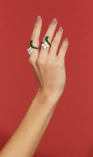 Coleção Alba: joias esmaltadas com flores brancas