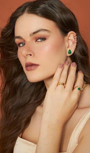 Steps: joias com metal texturizado e cristal esmeralda!