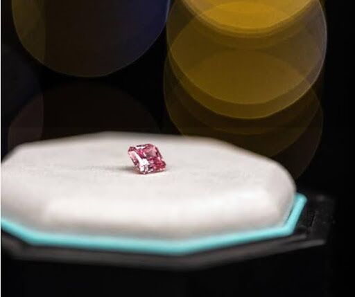 Spears: uma coleção marcada por cristais em tons de rosa!