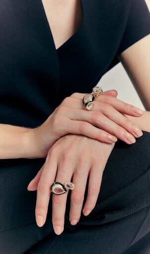 Esmaltação preta e cristais transparentes na Coleção Klår