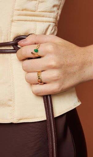 Steps: joias com metal texturizado e cristal esmeralda!