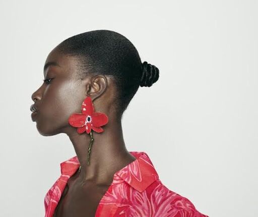 Pulseira, brinco de flor e muito mais na Coleção Rosalia!