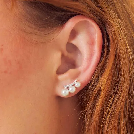 BRINCO EAR CUFF COM TRÊS PÉROLAS SHELL EM  PRATA RODINADA