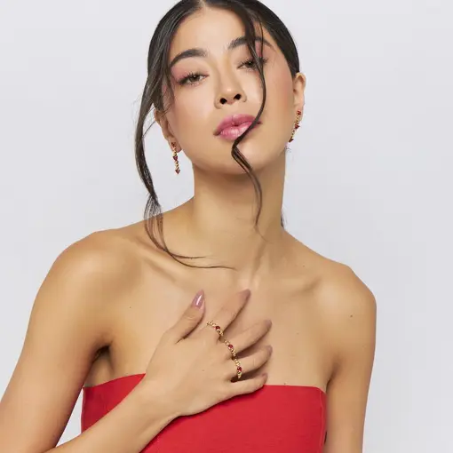 BRINCO PÊNDULO DE CORAÇÕES LISOS CRISTAIS RUBI BANHADO A OURO