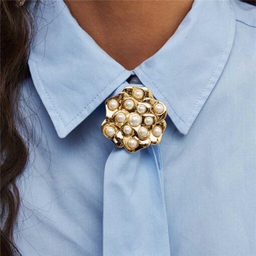 BROCHE DE FLOR CURVO COM PÉROLAS SHELL