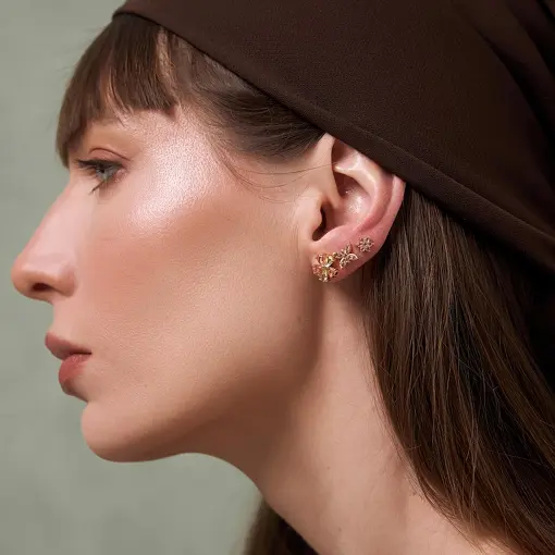 BRINCO DE FLOR CRAVEJADO DE ZIRCÔNIAS BANHADO A OURO