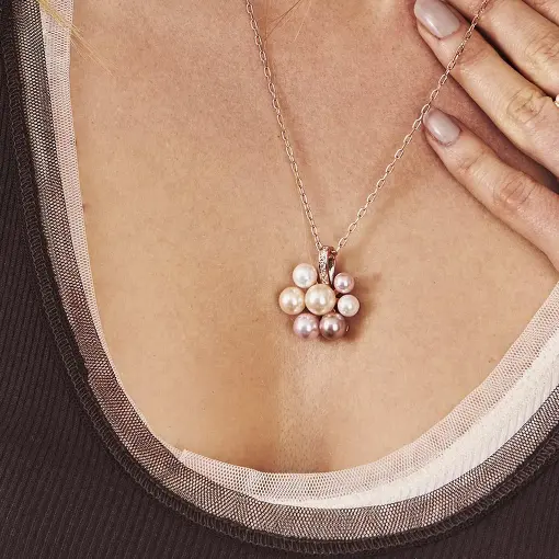 COLAR COM PINGENTE DE FLOR EM PÉROLAS SHELL E ZIRCÔNIAS