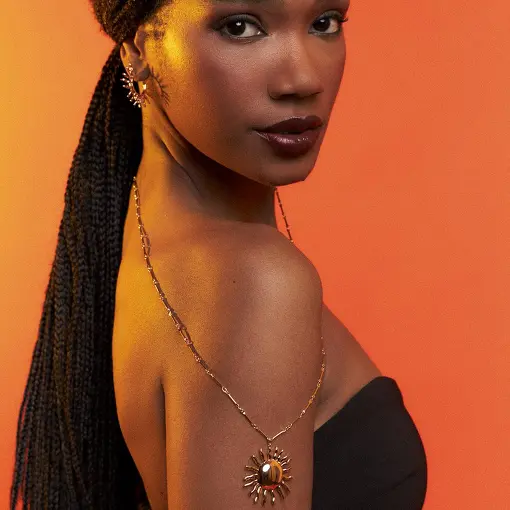 COLAR COM PINGENTE DE SOL TRABALHADO