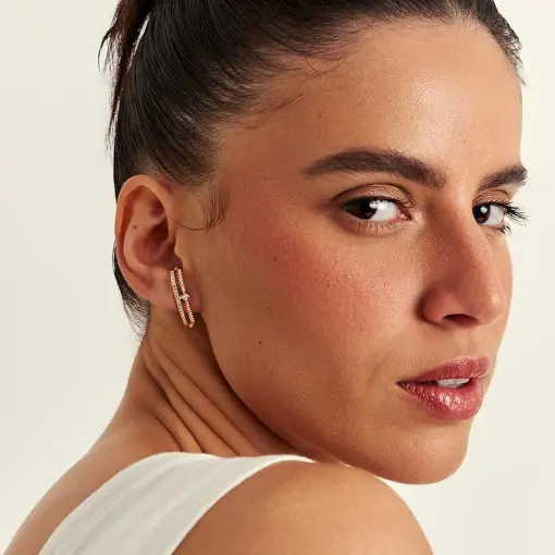 BRINCO EAR HOOK VAZADO COM CRISTAL E ZIRCÔNIAS