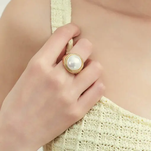 BRINCO DE FLOR COM PÉROLAS SHELL E CRISTAL REDONDO