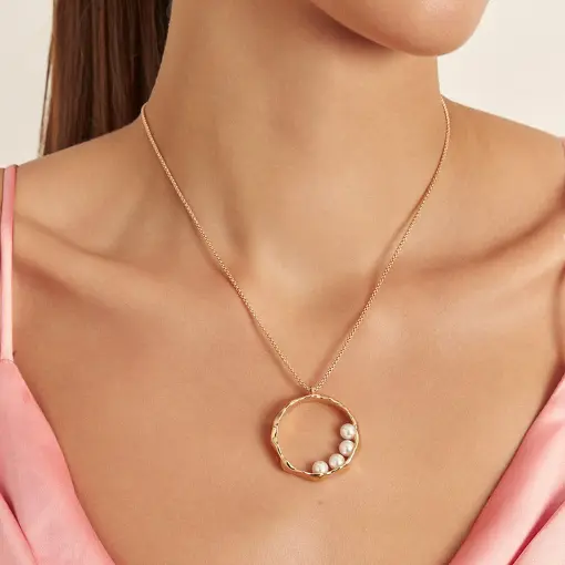 COLAR COM PINGENTE REDONDO E VAZADO COM PÉROLAS