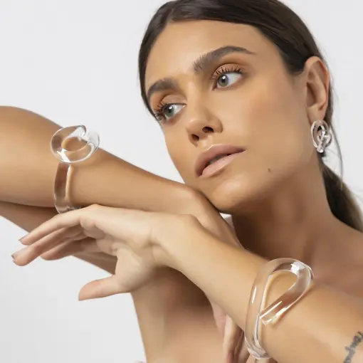 BRACELETE CURVO E VAZADO EM ACRÍLICO INCOLOR