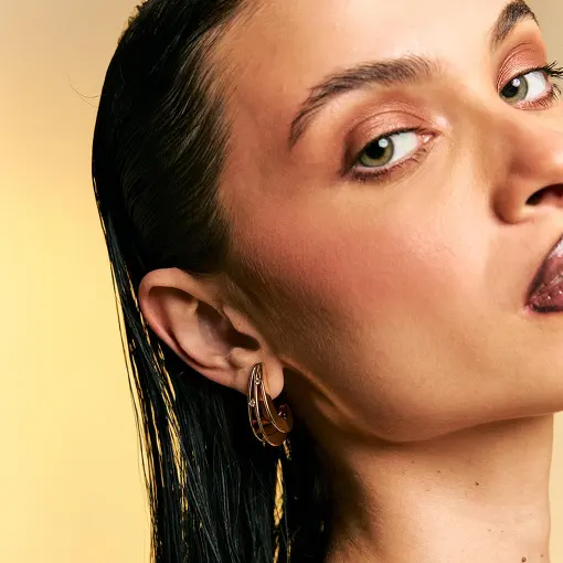 MEIA ARGOLA VAZADA COM CRISTAIS